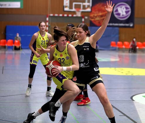 GSD zje123 Basketball Bundesliga Frauen Medical Instinct Veilchen BG74 - TK Hannover Luchse Göttingens Katharine Tudor (am Ball) gegen Hannovers Helena Eckerle
