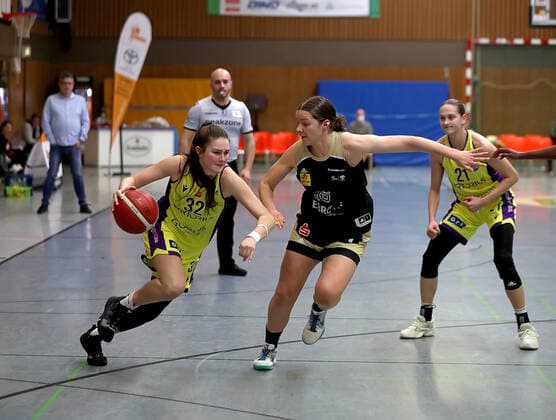 GSD zje123 Basketball Bundesliga Frauen Medical Instinct Veilchen BG74 - TK Hannover Luchse Göttingens Katharine Tudor (am Ball) gegen Hannovers Helena Eckerle