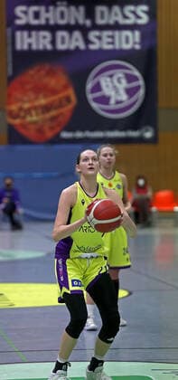 GSD zje123 Basketball Bundesliga Frauen Medical Instinct Veilchen BG74 - TK Hannover Luchse Göttingens Kristyna Barabencova (am Ball)