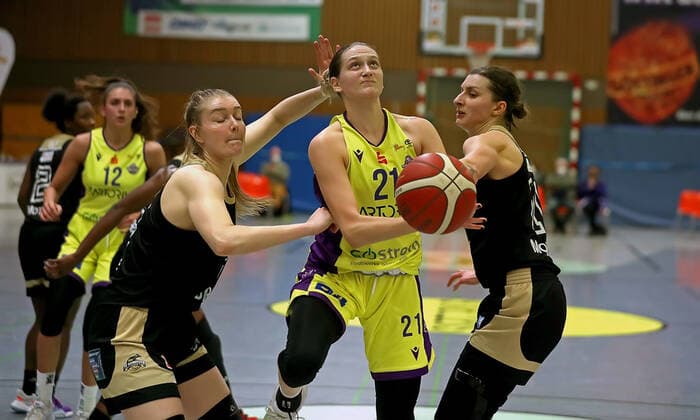 GSD zje123 Basketball Bundesliga Frauen Medical Instinct Veilchen BG74 - TK Hannover Luchse Göttingens Kristyna Barabencova (am Ball) gegen Hannovers Samantha Roscoe (links) und Aldona Morawiec