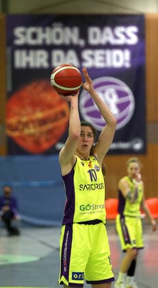 GSD zje123 Basketball Bundesliga Frauen Medical Instinct Veilchen BG74 - TK Hannover Luchse Göttingens Vasiliki Karambasta (am Ball)