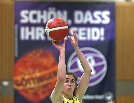 GSD zje123 Basketball Bundesliga Frauen Medical Instinct Veilchen BG74 - TK Hannover Luchse Göttingens Vasiliki Karambasta (am Ball)