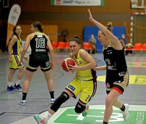 GSD zje123 Basketball Bundesliga Frauen Medical Instinct Veilchen BG74 - TK Hannover Luchse Göttingens Dragana Domuzin (am Ball) gegen Hannovers Finja Schaake