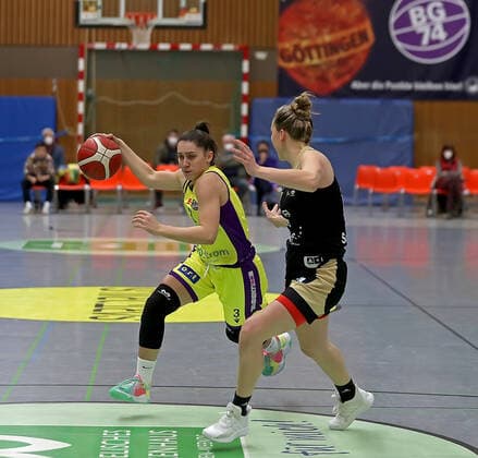 GSD zje123 Basketball Bundesliga Frauen Medical Instinct Veilchen BG74 - TK Hannover Luchse Göttingens Dragana Domuzin (am Ball) gegen Hannovers Finja Schaake
