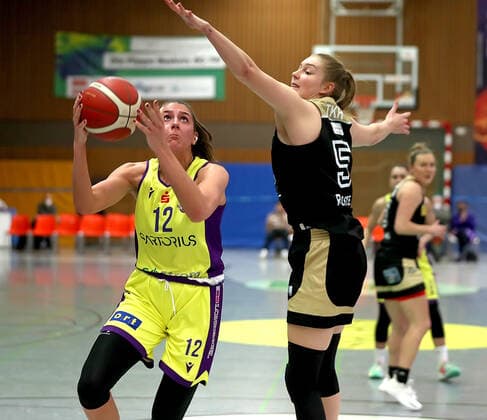 GSD zje123 Basketball Bundesliga Frauen Medical Instinct Veilchen BG74 - TK Hannover Luchse Göttingens Marie Reichert (am Ball) gegen Hannovers Samantha Roscoe