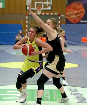 GSD zje123 Basketball Bundesliga Frauen Medical Instinct Veilchen BG74 - TK Hannover Luchse Göttingens Marie Reichert (am Ball) gegen Hannovers Samantha Roscoe