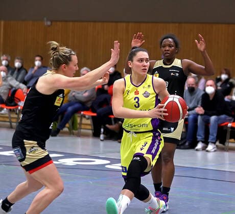 GSD zje123 Basketball Bundesliga Frauen Medical Instinct Veilchen BG74 - TK Hannover Luchse Göttingens Dragana Domuzin (am Ball) gegen Hannovers Kelly la nette Moten