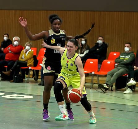 GSD zje123 Basketball Bundesliga Frauen Medical Instinct Veilchen BG74 - TK Hannover Luchse Göttingens Dragana Domuzin (am Ball) gegen Hannovers Kelly la nette Moten