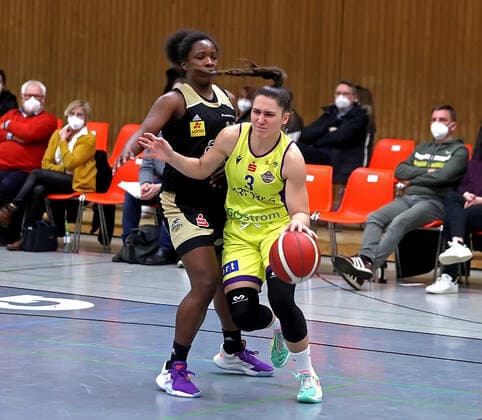 GSD zje123 Basketball Bundesliga Frauen Medical Instinct Veilchen BG74 - TK Hannover Luchse Göttingens Dragana Domuzin (am Ball) gegen Hannovers Kelly la nette Moten