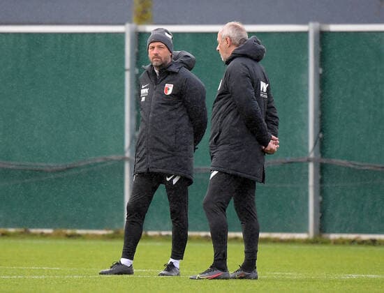 30.12.2021, xemx, Fussball Bundesliga, FC Augsburg - Training emspor, v.l. Cheftrainer Markus Weinzierl (FC Augsburg), Co-Trainer Reiner Maurer (FC Augsburg) (DFL DFB REGULATIONS PROHIBIT ANY USE OF PHOTOGRAPHS as IMAGE SEQUENCES and or QUASI-VIDEO) Augsburg