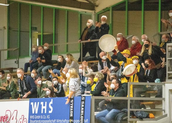 29.12.2021, xmohx, Basketball Bundesliga Frauen, inexio Royals Saarlouis - Rutronik Stars Keltern emspor, v.l. Zuschauer Saarlouis