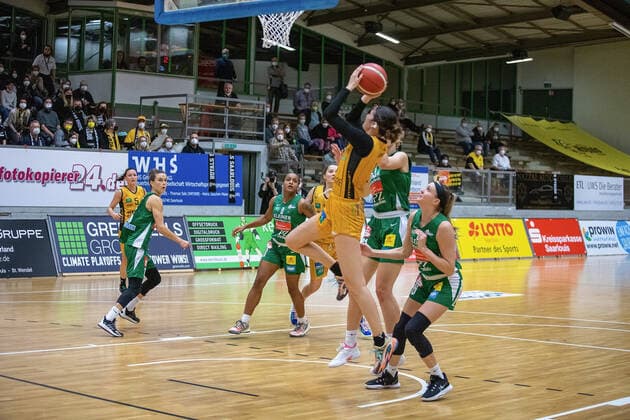 29.12.2021, xmohx, Basketball Bundesliga Frauen, inexio Royals Saarlouis - Rutronik Stars Keltern emspor, v.l. Addison Kristine Richards am Wurf Saarlouis
