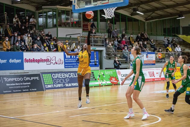 29.12.2021, xmohx, Basketball Bundesliga Frauen, inexio Royals Saarlouis - Rutronik Stars Keltern emspor, v.l. Leah Alexandria Scott am wurf Saarlouis