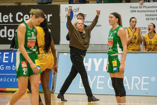 Sport Themen der Woche KW52 29.12.2021, xmohx, Basketball Bundesliga Frauen, inexio Royals Saarlouis - Rutronik Stars Keltern emspor, v.l. Trainerin Isabel Fernandez jubelt Saarlouis
