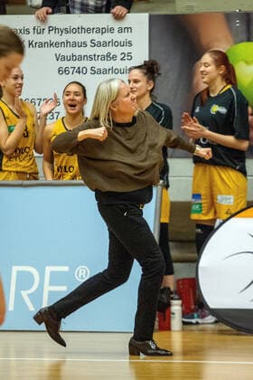 29.12.2021, xmohx, Basketball Bundesliga Frauen, inexio Royals Saarlouis - Rutronik Stars Keltern emspor, v.l. Trainerin Isabel Fernandez jubelt Saarlouis