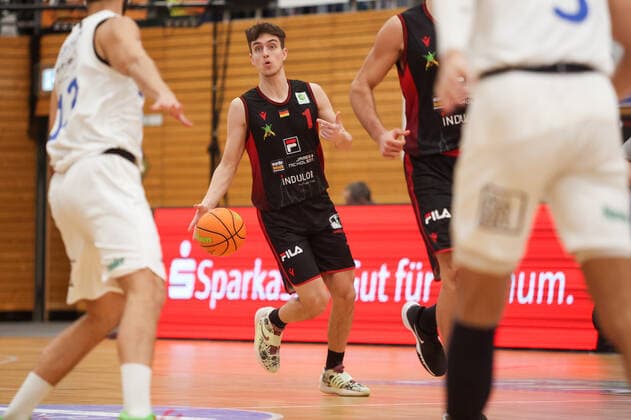 29.12.2021, Bochum, Germany, Rundsporthalle, Pro A: VfL SparkassenStars Bochum vs. Artland Dragons 29.12.2021 - , Zachary Ensminger (Artland Dragons) im Angriff (Foto Sendlak EU-Images) Bochum Rundsporthalle Germany