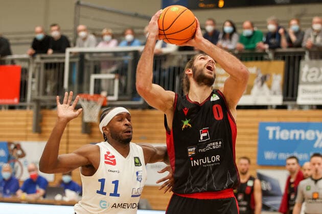 29.12.2021, Bochum, Germany, Rundsporthalle, Pro A: VfL SparkassenStars Bochum vs. Artland Dragons 29.12.2021 - , Adam Pechacek (Artland Dragons) und Tony Hicks (VfL SparkassenStars Bochum) im Zweikampf (Foto Sendlak EU-Images) Bochum Rundsporthalle Germany