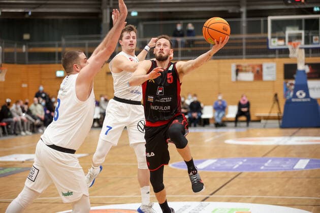 29.12.2021, Bochum, Germany, Rundsporthalle, Pro A: VfL SparkassenStars Bochum vs. Artland Dragons 29.12.2021 - , Chase Chandler Griffin (Artland Dragons) und Kilian Dietz (VfL SparkassenStars Bochum) im Zweikampf (Foto Sendlak EU-Images) Bochum Rundsporthalle Germany