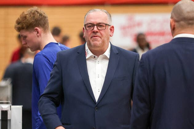 29.12.2021, Bochum, Germany, Rundsporthalle, Pro A: VfL SparkassenStars Bochum vs. Artland Dragons 29.12.2021 - , Trainer Felix Banobre (VfL SparkassenStars Bochum) im Zweikampf (Foto Sendlak EU-Images) Bochum Rundsporthalle Germany