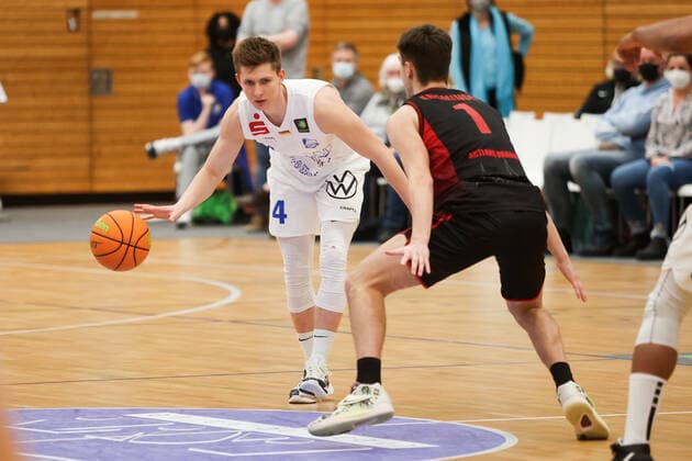 29.12.2021, Bochum, Germany, Rundsporthalle, Pro A: VfL SparkassenStars Bochum vs. Artland Dragons 29.12.2021 - , Niklas Geske (VfL SparkassenStars Bochum) und Zachary Ensminger (Artland Dragons) im Zweikampf (Foto Sendlak EU-Images) Bochum Rundsporthalle Germany