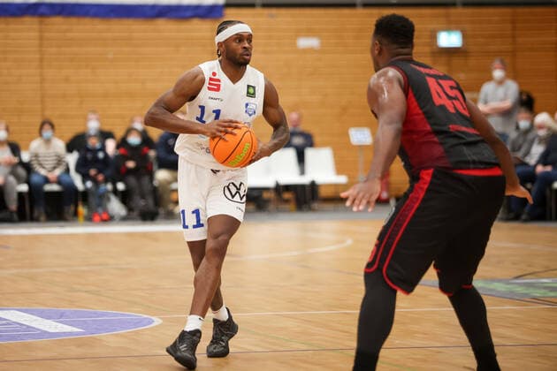 29.12.2021, Bochum, Germany, Rundsporthalle, Pro A: VfL SparkassenStars Bochum vs. Artland Dragons 29.12.2021 - , Tony Hicks (VfL SparkassenStars Bochum) und Demetrius Ward (Artland Dragons) im Zweikampf (Foto Sendlak EU-Images) Bochum Rundsporthalle Germany