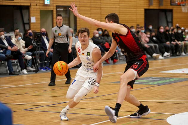29.12.2021, Bochum, Germany, Rundsporthalle, Pro A: VfL SparkassenStars Bochum vs. Artland Dragons 29.12.2021 - , Lars Kamp (VfL SparkassenStars Bochum) und Jacob Knauf (Artland Dragons) im Zweikampf (Foto Sendlak EU-Images) Bochum Rundsporthalle Germany