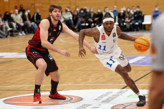 29.12.2021, Bochum, Germany, Rundsporthalle, Pro A: VfL SparkassenStars Bochum vs. Artland Dragons 29.12.2021 - , Tony Hicks (VfL SparkassenStars Bochum) und Thorben Doeding (Artland Dragons) im Zweikampf (Foto Sendlak EU-Images) Bochum Rundsporthalle Germany