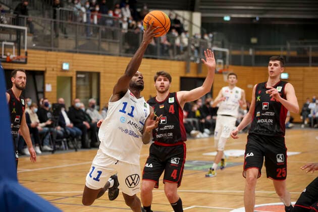 29.12.2021, Bochum, Germany, Rundsporthalle, Pro A: VfL SparkassenStars Bochum vs. Artland Dragons 29.12.2021 - , Tony Hicks (VfL SparkassenStars Bochum) und Thorben Doeding (Artland Dragons) im Zweikampf (Foto Sendlak EU-Images) Bochum Rundsporthalle Germany