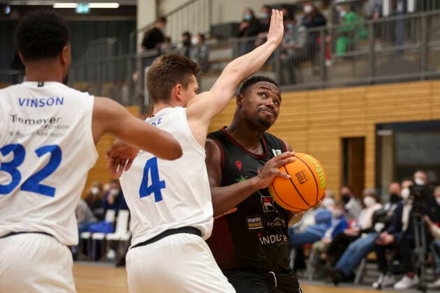 29.12.2021, Bochum, Germany, Rundsporthalle, Pro A: VfL SparkassenStars Bochum vs. Artland Dragons 29.12.2021 - , Demetrius Ward (Artland Dragons) und Niklas Geske (VfL SparkassenStars Bochum) im Zweikampf (Foto Sendlak EU-Images) Bochum Rundsporthalle Germany