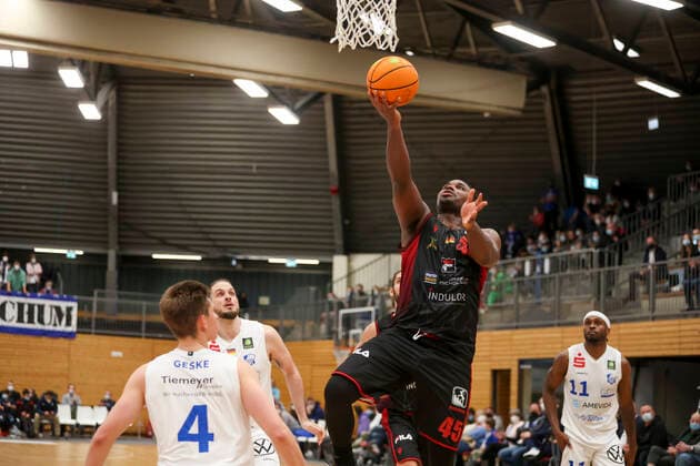 29.12.2021, Bochum, Germany, Rundsporthalle, Pro A: VfL SparkassenStars Bochum vs. Artland Dragons 29.12.2021 - , Demetrius Ward (Artland Dragons) mit dem Korbleger (Foto Sendlak EU-Images) Bochum Rundsporthalle Germany