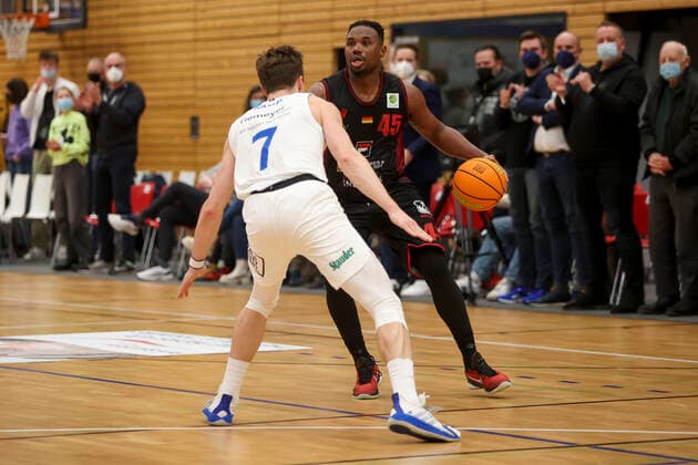 29.12.2021, Bochum, Germany, Rundsporthalle, Pro A: VfL SparkassenStars Bochum vs. Artland Dragons 29.12.2021 - , Lars Kamp (VfL SparkassenStars Bochum) und Demetrius Ward (Artland Dragons) im Zweikampf (Foto Sendlak EU-Images) Bochum Rundsporthalle Germany