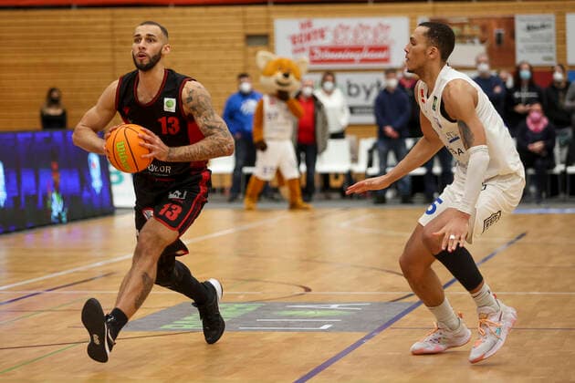 29.12.2021, Bochum, Germany, Rundsporthalle, Pro A: VfL SparkassenStars Bochum vs. Artland Dragons 29.12.2021 - , Taren Valdis Sullivan (Artland Dragons) und Dominic Jevon Green (VfL SparkassenStars Bochum) im Zweikampf (Foto Sendlak EU-Images) Bochum Rundsporthalle Germany