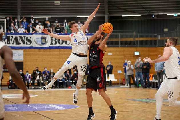 29.12.2021, Bochum, Germany, Rundsporthalle, Pro A: VfL SparkassenStars Bochum vs. Artland Dragons 29.12.2021 - , Niklas Geske (VfL SparkassenStars Bochum) und Adam Pechacek (Artland Dragons) im Zweikampf (Foto Sendlak EU-Images) Bochum Rundsporthalle Germany
