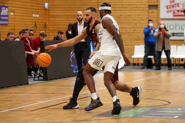 29.12.2021, Bochum, Germany, Rundsporthalle, Pro A: VfL SparkassenStars Bochum vs. Artland Dragons 29.12.2021 - , Taren Valdis Sullivan (Artland Dragons) und Tony Hicks (VfL SparkassenStars Bochum) im Zweikampf (Foto Sendlak EU-Images) Bochum Rundsporthalle Germany