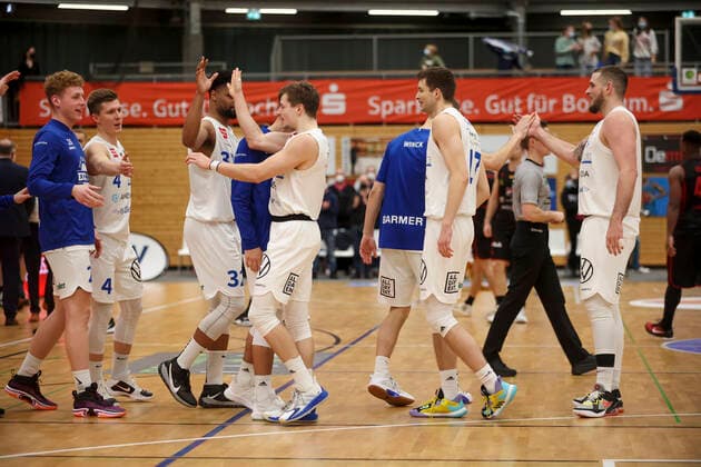 29.12.2021, Bochum, Germany, Rundsporthalle, Pro A: VfL SparkassenStars Bochum vs. Artland Dragons 29.12.2021 - , VfL SparkassenStars Bochum Jubel nach dem Sieg (Foto Sendlak EU-Images) Bochum Rundsporthalle Germany