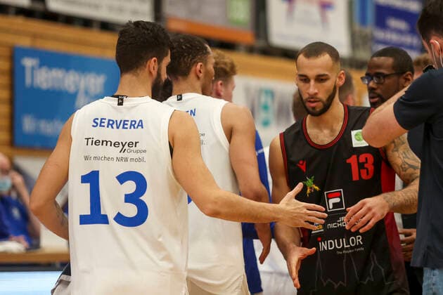 29.12.2021, Bochum, Germany, Rundsporthalle, Pro A: VfL SparkassenStars Bochum vs. Artland Dragons 29.12.2021 - , Miquel Servera Rodriguez (VfL SparkassenStars Bochum) und Taren Valdis Sullivan (Artland Dragons) verabschieden sich (Foto Sendlak EU-Images) Bochum Rundsporthalle Germany
