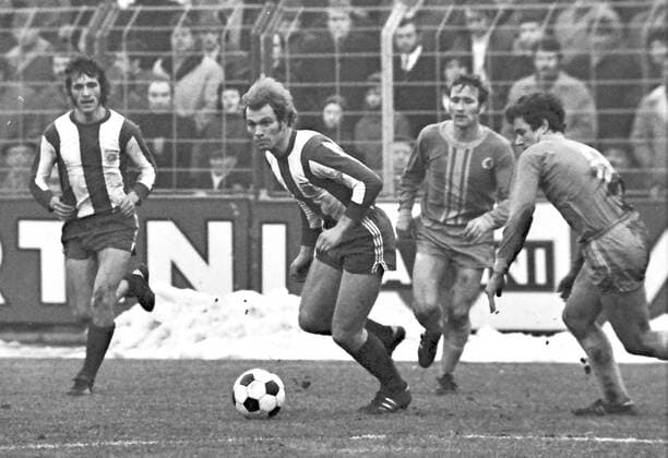 Aus 1. BL Bundesliga Eintracht Braunschweig gegen Bayern München 1:1 am 05.02.1972. Im Foto: am Ball Bayern Spieler Ulli Hoenß gegen Friedhelm Häbermann und hinten Wolfgang Grzyb *** From 1 BL Bundesliga Eintracht Braunschweig against Bayern München 1 1 on 05 02 1972 In the photo at the ball Bayern player Ulli Hoenß against Friedhelm Häbermann and behind Wolfgang Grzyb