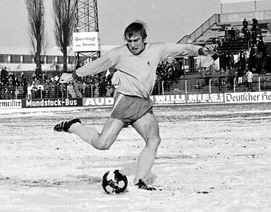 Aus 1. BL Bundesliga Eintracht Braunschweig (helles Trikot) - 1. FC Köln am 11.03.1972 im Eintracht Stadion. Im Foto: BS Spieler Peter Kaack