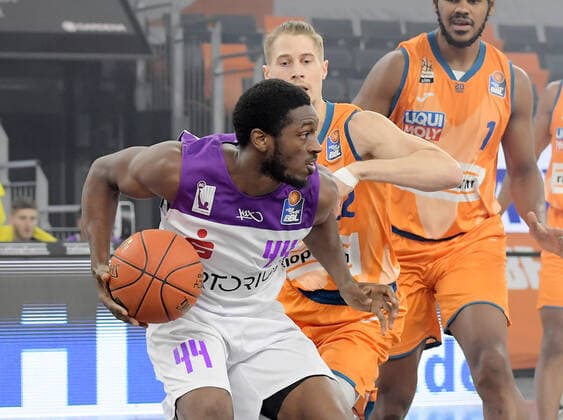 30.12.2021, xemx, Basketball BBL, rathiopharm Ulm - BG Goettingen emspor, v.l. Kamar Baldwin (BG Goettingen), Thomas Klepeisz (ratiopharm Ulm) Zweikampf, Aktion, action, battle for the ball Ulm