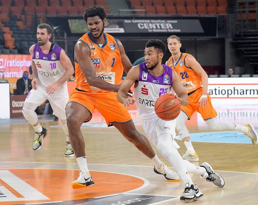 30.12.2021, xemx, Basketball BBL, rathiopharm Ulm - BG Goettingen emspor, v.l. Christiano Felicio (ratiopharm Ulm), Stephen Brown Jr. (BG Goettingen) Zweikampf, Aktion, action, battle for the ball Ulm