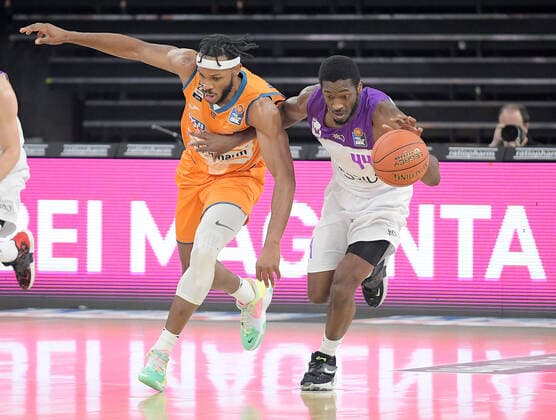 30.12.2021, xemx, Basketball BBL, rathiopharm Ulm - BG Goettingen emspor, v.l. Jaron Blossomgame (ratiopharm Ulm), Kamar Baldwin (BG Goettingen) Zweikampf, Aktion, action, battle for the ball Ulm