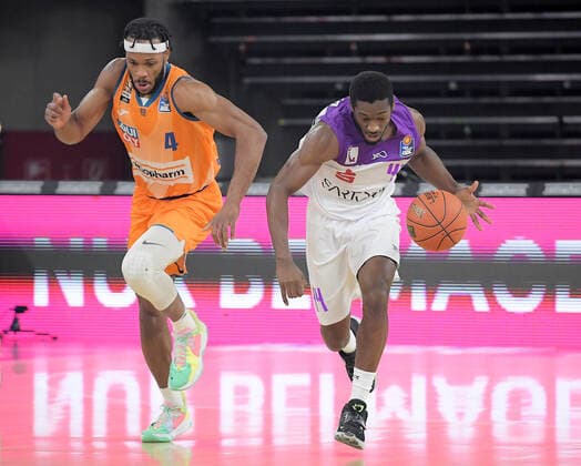 30.12.2021, xemx, Basketball BBL, rathiopharm Ulm - BG Goettingen emspor, v.l. Jaron Blossomgame (ratiopharm Ulm), Kamar Baldwin (BG Goettingen) Zweikampf, Aktion, action, battle for the ball Ulm