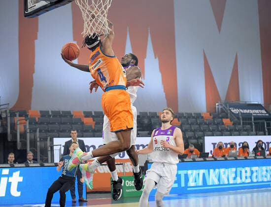 30.12.2021, xemx, Basketball BBL, rathiopharm Ulm - BG Goettingen emspor, v.l. Jaron Blossomgame (ratiopharm Ulm), Kamar Baldwin (BG Goettingen) Ulm