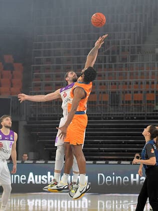 30.12.2021, xemx, Basketball BBL, rathiopharm Ulm - BG Goettingen emspor, v.l. Harper Kamp (BG Goettingen), Christiano Felicio (ratiopharm Ulm) Zweikampf, Aktion, action, battle for the ball Ulm