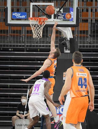 30.12.2021, xemx, Basketball BBL, rathiopharm Ulm - BG Goettingen emspor, v.l. Philipp Herkenhoff (ratiopharm Ulm) mit Korbleger Ulm