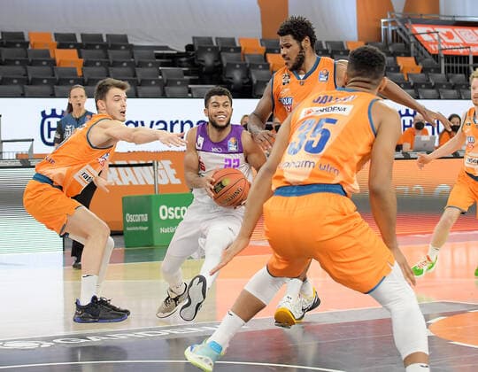 30.12.2021, xemx, Basketball BBL, rathiopharm Ulm - BG Goettingen emspor, v.l. Fedor Zugic (ratiopharm Ulm), Stephen Brown Jr. (BG Goettingen), Christiano Felicio (ratiopharm Ulm), Karim Jallow (ratiopharm Ulm) Ulm