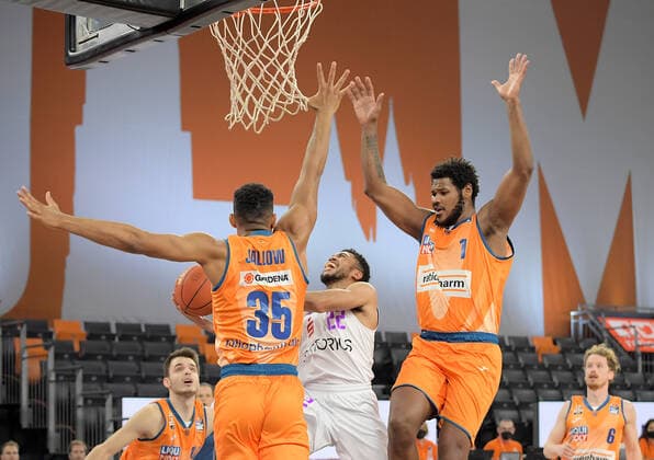 30.12.2021, xemx, Basketball BBL, rathiopharm Ulm - BG Goettingen emspor, v.l. Karim Jallow (ratiopharm Ulm), Stephen Brown Jr. (BG Goettingen), Christiano Felicio (ratiopharm Ulm) Zweikampf, Aktion, action, battle for the ball Ulm