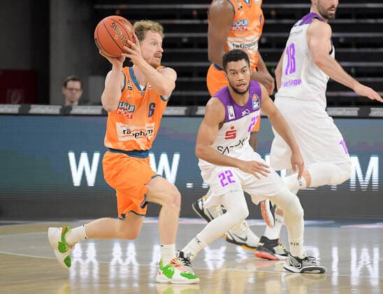 30.12.2021, xemx, Basketball BBL, rathiopharm Ulm - BG Goettingen emspor, v.l. Per Guenther (ratiopharm Ulm), Stephen Brown Jr. (BG Goettingen) Zweikampf, Aktion, action, battle for the ball Ulm