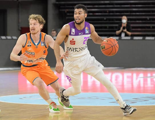 30.12.2021, xemx, Basketball BBL, rathiopharm Ulm - BG Goettingen emspor, v.l. Per Guenther (ratiopharm Ulm), Stephen Brown Jr. (BG Goettingen) Zweikampf, Aktion, action, battle for the ball Ulm