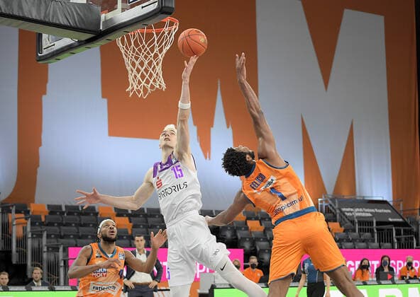 30.12.2021, xemx, Basketball BBL, rathiopharm Ulm - BG Goettingen emspor, v.l. Philipp Hartwich (BG Goettingen), Christiano Felicio (ratiopharm Ulm) Zweikampf, Aktion, action, battle for the ball Ulm